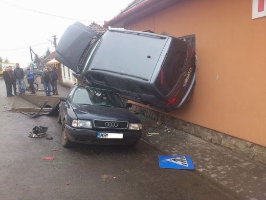 "Cum a ajuns masina acolo?" Accident teribil in Romania! Imaginile sunt incredibile: FOTO_2