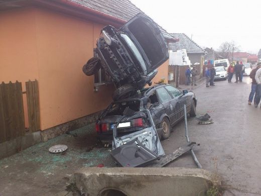 "Cum a ajuns masina acolo?" Accident teribil in Romania! Imaginile sunt incredibile: FOTO_3