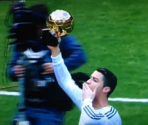 Moment emotionant la Madrid! Ronaldo a adus 'Balonul de Aur' pe Bernabeu! Reactia zecilor de mii de fani_1
