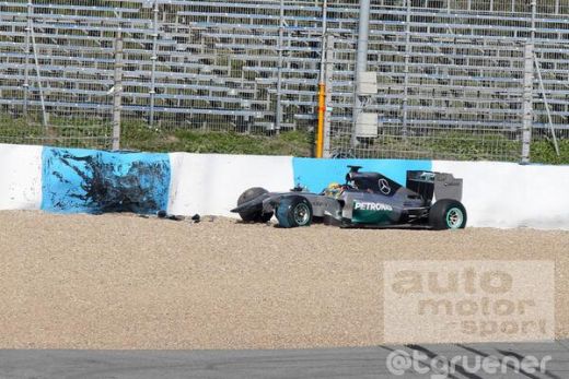 Hamilton a facut ZOB masina la primul antrenament cu noul Mercedes W05! Englezul a scapat fara nicio zgarietura! Care a fost CAUZA accidentului:_2