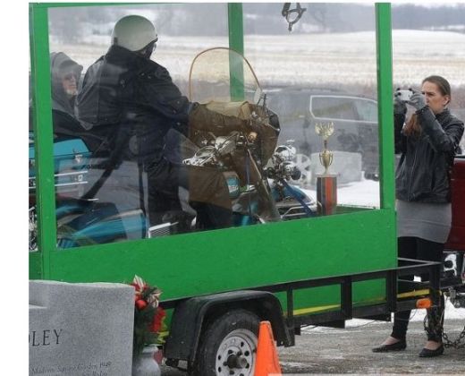 Asta e NEBUNIE CURATA! Un american a fost inmormantat pe motocicleta, intr-un sicriu transparent! Toti i-au facut poze: FOTO_1