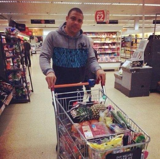 Clientii unui supermarket au avut un soc URIAS: s-au intalnit cu ZEUL Ronaldo la cumparaturi! Ce avea in cos :)_1
