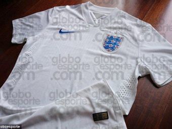 
	Anglia se intoarce IN TIMP. Tricourile istorice pe care jucatorii le vor purta la Mondialul din Brazilia
