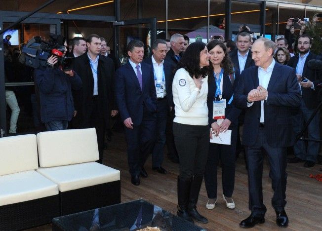 Hai ca VIN sa bem PUTIN :) Vizita neasteptata: Vladimir Putin si-a facut aparitia in tabara delegatiei americane de la Soci! FOTO_1