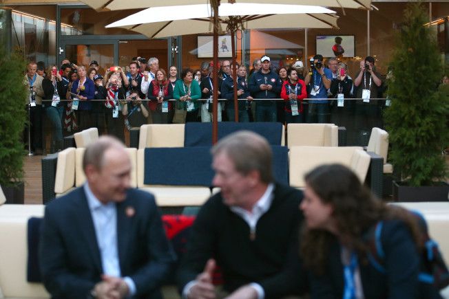 Hai ca VIN sa bem PUTIN :) Vizita neasteptata: Vladimir Putin si-a facut aparitia in tabara delegatiei americane de la Soci! FOTO_4