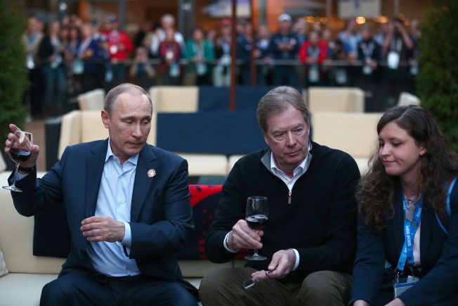 Hai ca VIN sa bem PUTIN :) Vizita neasteptata: Vladimir Putin si-a facut aparitia in tabara delegatiei americane de la Soci! FOTO_5