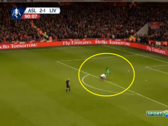 
	Moment EXTRAORDINAR pe teren! Portarul lui Arsenal tragea de timp, dar Sturridge s-a dus sa-l AJUTE! :) Faza serii in Europa! VIDEO
