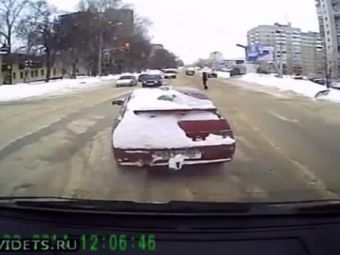 
	Cea mai buna lectie pe care o poti oferi in trafic! Ce se intampla intr-o intersectie din Rusia. VIDEO
