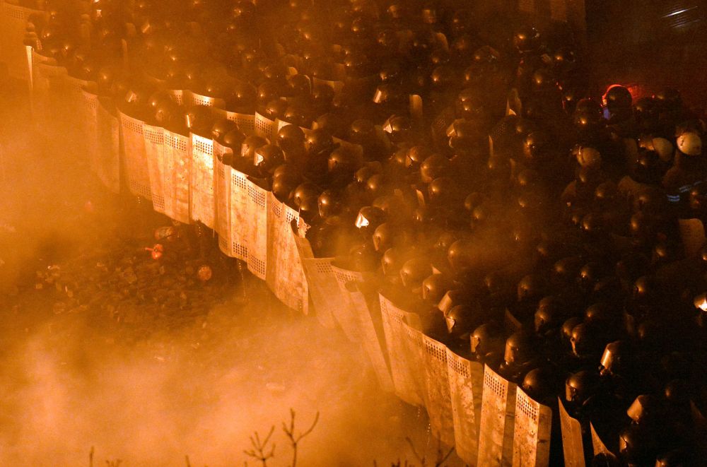 Situatie critica in Ucraina. Mircea Lucescu: "Nu se mai poate juca fotbal" 25 de morti si peste 100 de raniti in revolte_6