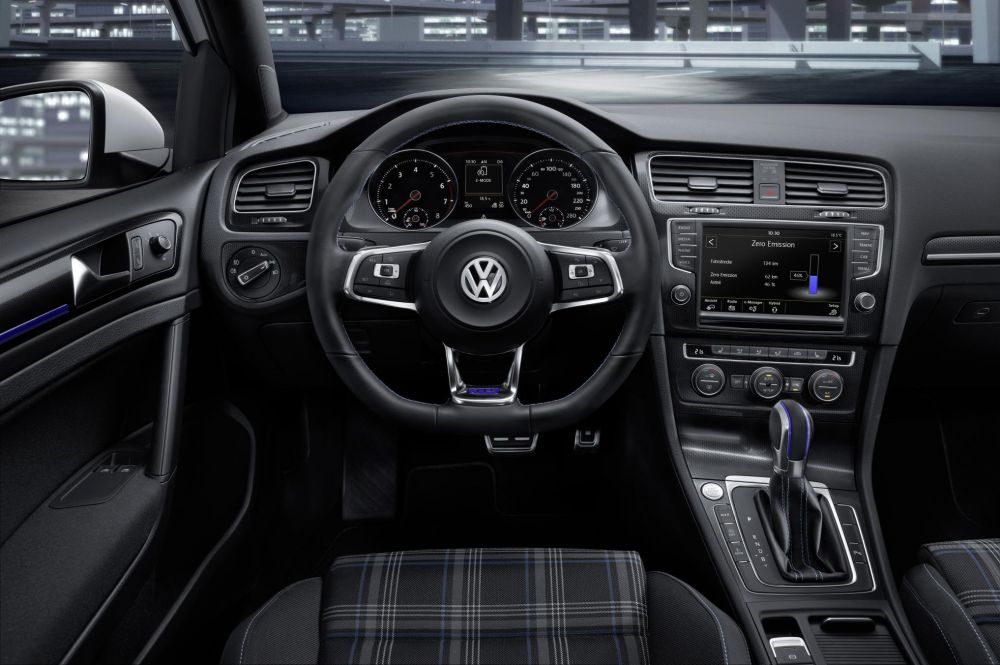FOTO Volkswagen a lansat un nou Golf VII: Consuma 1,8 la 100 km si are 200 de cai! Vezi cum arata:_4