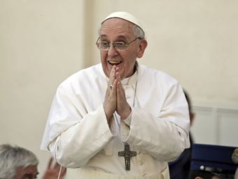 Francisc, cel mai microbist papa din istorie, a primit cadouri neasteptate de la rivalii brazilieni. &quot;Trebuie sa ma rog pentru voi&quot; VIDEO