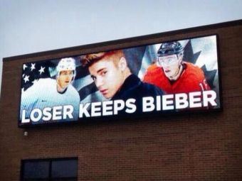 
	Imaginea zilei in America! Ce s-a intamplat cu reclama cu Justin Bieber, dupa ce SUA a pierdut meciul cu Canada la Soci
