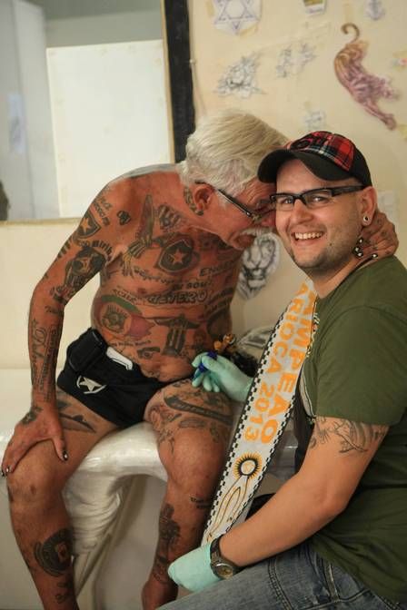 Are 69 de ani si peste 70 de tatuaje cu echipa preferata! Cel mai tare ULTRAS asteapta Cupa Mondiala pe strazile din Rio_4