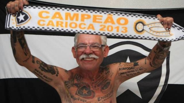 Are 69 de ani si peste 70 de tatuaje cu echipa preferata! Cel mai tare ULTRAS asteapta Cupa Mondiala pe strazile din Rio_6