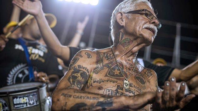 Are 69 de ani si peste 70 de tatuaje cu echipa preferata! Cel mai tare ULTRAS asteapta Cupa Mondiala pe strazile din Rio_8