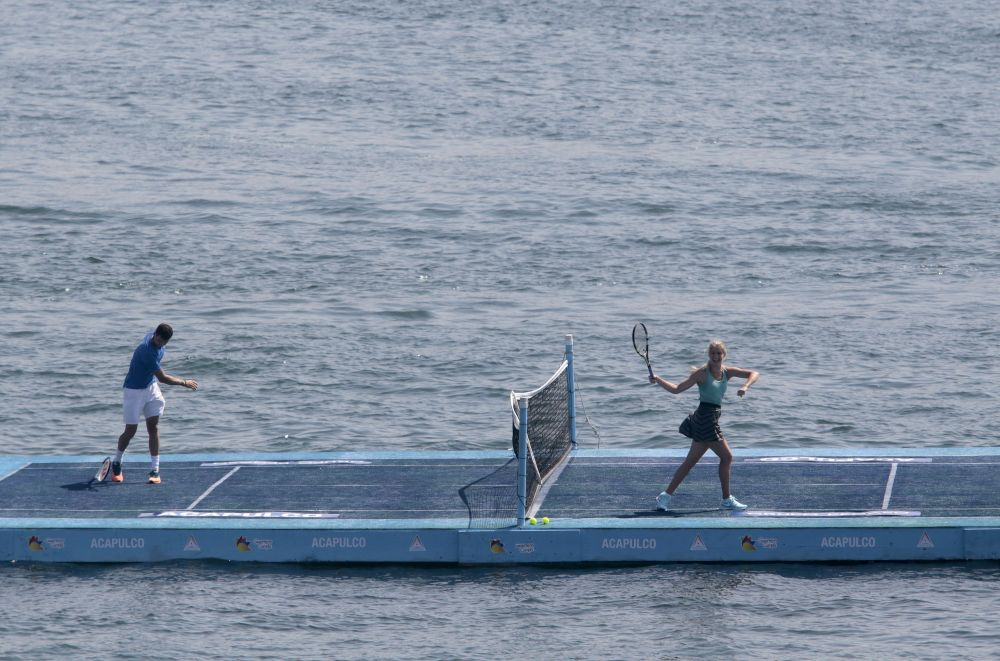 Doi tenismeni au jucat pe un teren plutitor, chiar in Acapulco! Imaginile superbe din timpul demonstrativului FOTO_1