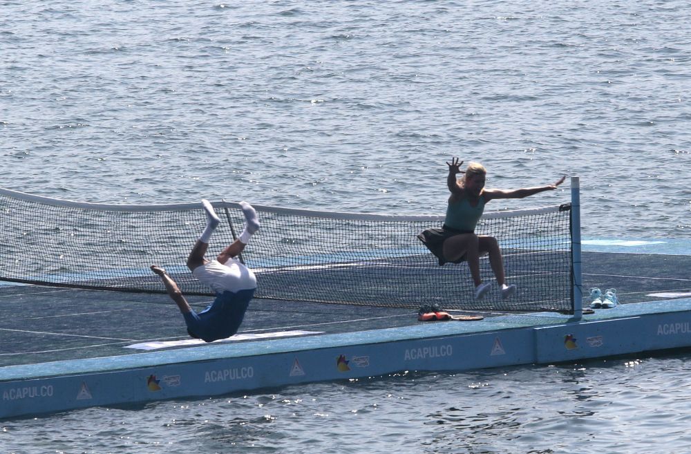 Doi tenismeni au jucat pe un teren plutitor, chiar in Acapulco! Imaginile superbe din timpul demonstrativului FOTO_2
