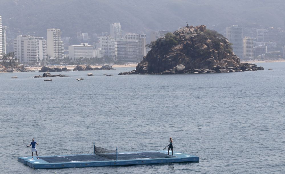 Doi tenismeni au jucat pe un teren plutitor, chiar in Acapulco! Imaginile superbe din timpul demonstrativului FOTO_3