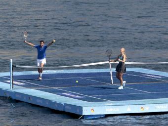 
	Doi tenismeni au jucat pe un teren plutitor, chiar in Acapulco! Imaginile superbe din timpul demonstrativului FOTO
