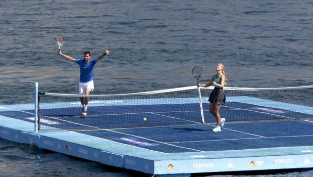 
	Doi tenismeni au jucat pe un teren plutitor, chiar in Acapulco! Imaginile superbe din timpul demonstrativului FOTO
