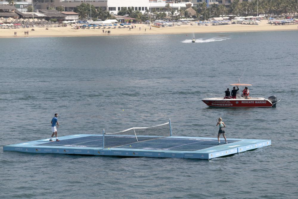 Doi tenismeni au jucat pe un teren plutitor, chiar in Acapulco! Imaginile superbe din timpul demonstrativului FOTO_6