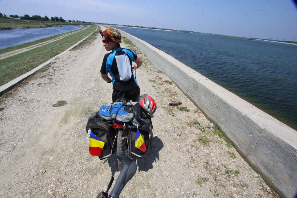 Traversand Pamantul pe bicicleta! O romanca pleaca in aventura vietii: prima femeie din Romania care strabate 13 tari si 15 mii de kilometri pentru a...studia!_1