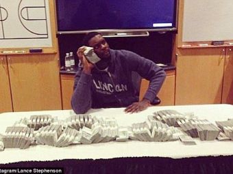 
	FOTO &quot;Asa arata 1 milion de dolari!&quot; Starul care s-a fotografiat cu un MUNTE de bani in vestiar:
