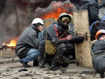 
	Una dintre imaginile simbol de pe strazile din Kiev! Suporterul lui Liverpool surprins printre flacari si scuturi
