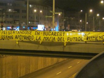 
	Protest al fanilor nationalei! Suporterii au afisat un banner imens pentru Messi &amp; Co: &quot;Prin prezenta voastra sustineti MAFIA din fotbalul romanesc&quot;
