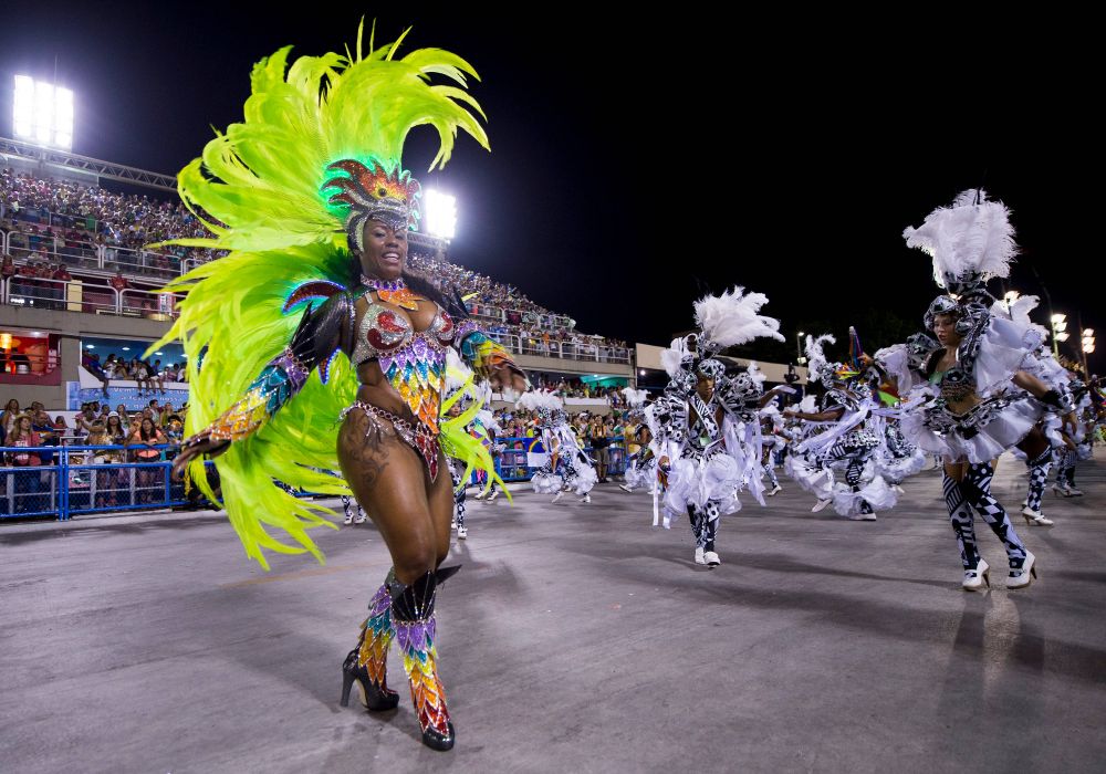 GALERIE FOTO Imagini senzationale la Carnavalul de la Rio cu 100 de zile inainte de startul Campionatului Mondial. Ronaldo si Deco au fost prezenti_1