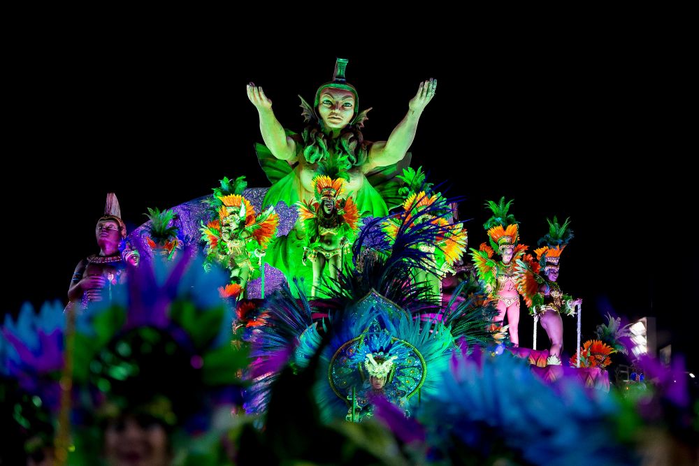 GALERIE FOTO Imagini senzationale la Carnavalul de la Rio cu 100 de zile inainte de startul Campionatului Mondial. Ronaldo si Deco au fost prezenti_12
