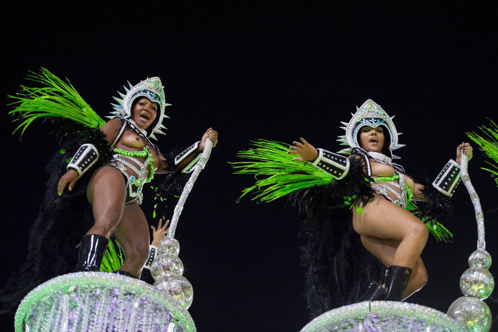 GALERIE FOTO Imagini senzationale la Carnavalul de la Rio cu 100 de zile inainte de startul Campionatului Mondial. Ronaldo si Deco au fost prezenti_4