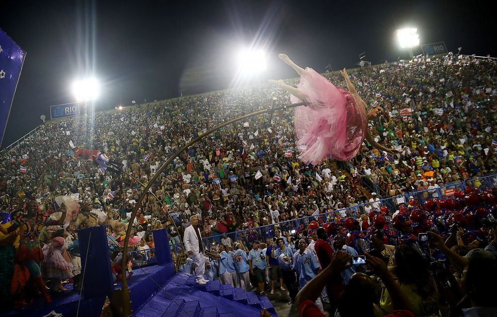 GALERIE FOTO Imagini senzationale la Carnavalul de la Rio cu 100 de zile inainte de startul Campionatului Mondial. Ronaldo si Deco au fost prezenti_5
