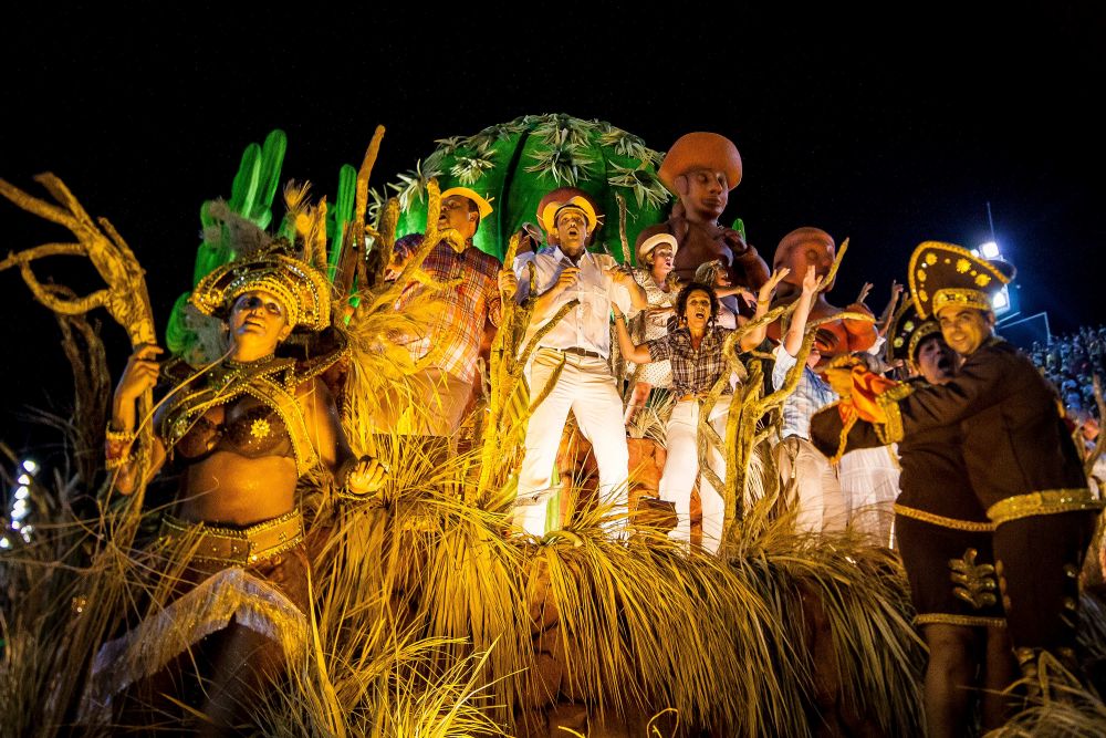 GALERIE FOTO Imagini senzationale la Carnavalul de la Rio cu 100 de zile inainte de startul Campionatului Mondial. Ronaldo si Deco au fost prezenti_10