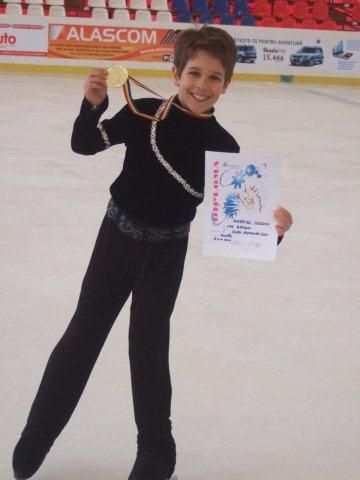"Vreau la JO de iarna, dar am nevoie de gheață sa patinez!" Povestea unica a lui Gabriel Coconu, copilul ajuns campion cu o mana rupta, care se lupta cu absurditatea din Romania_9