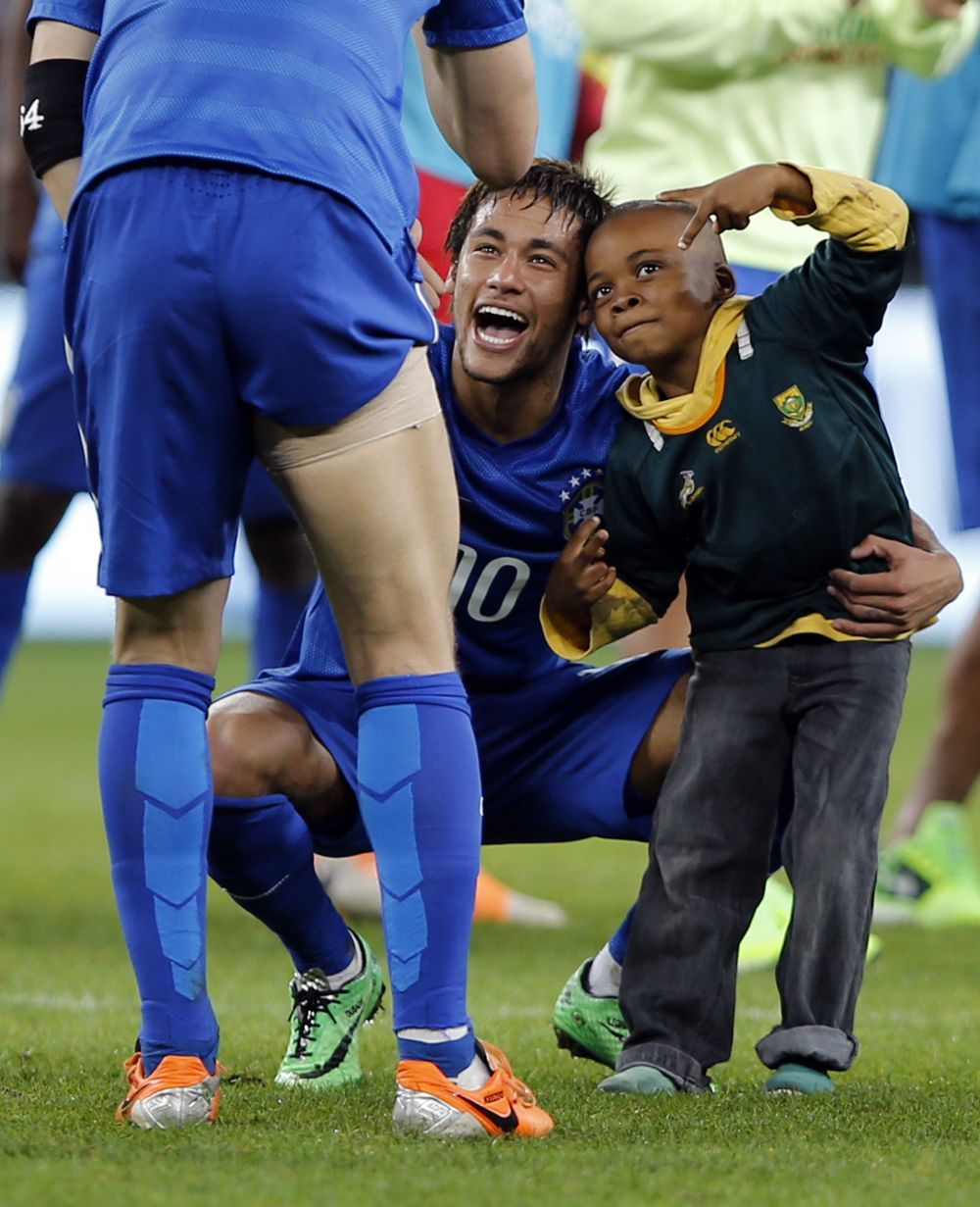 Moment senzational la meciul Braziliei! Un copil african a intrat pe teren sa-l atinga pe Neymar! Gestul starului de la Barca a cucerit o lume intreaga_1