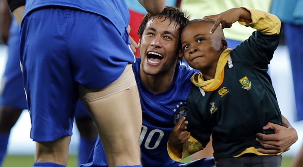 Moment senzational la meciul Braziliei! Un copil african a intrat pe teren sa-l atinga pe Neymar! Gestul starului de la Barca a cucerit o lume intreaga_2