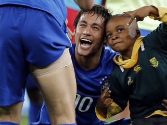 
	Moment senzational la meciul Braziliei! Un copil african a intrat pe teren sa-l atinga pe Neymar! Gestul starului de la Barca a cucerit o lume intreaga
