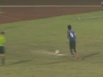 
	Cel mai prost penalty din istoria fotbalului! Si-a &quot;ingropat&quot; piciorul in pamant incercand sa-l umileasca pe portar cu o PANENKA!&nbsp;Ce a iesit. VIDEO
