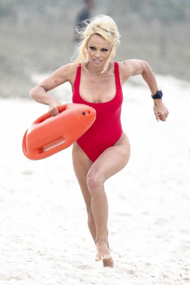 FOTO Imaginea care i-a surprins pe americani! Cum a fost surprinsa Pamela Anderson la volan!_4