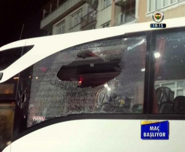 Bourceanu a trait sperietura vietii aseara: masini de politie rasturnate, haos teribil in oras! Autocarul lui Fener, escortat de 23 de masini blindate la aeroport!_3