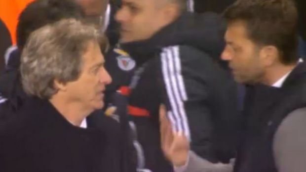 
	Moment INCREDIBIL la Tottenham - Benfica! Managerul lui Chiriches s-a dus nervos la Jorge Jesus cand a vazut acest gest facut cu mana. VIDEO
