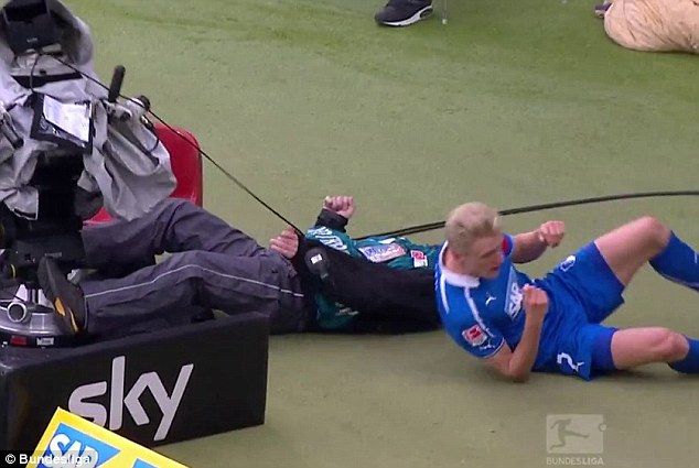 Scene de GROAZA in Bundesliga! Un cameraman a plecat inconstient de la stadion! Ce s-a intamplat in timpul meciului VIDEO_1