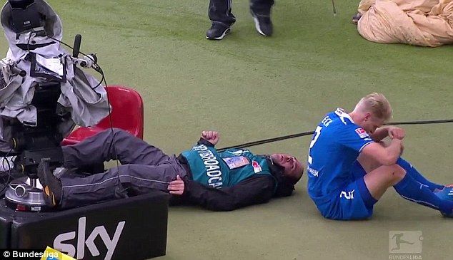Scene de GROAZA in Bundesliga! Un cameraman a plecat inconstient de la stadion! Ce s-a intamplat in timpul meciului VIDEO_2