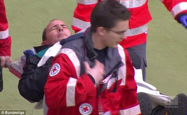 Scene de GROAZA in Bundesliga! Un cameraman a plecat inconstient de la stadion! Ce s-a intamplat in timpul meciului VIDEO_6