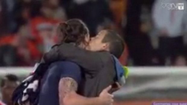
	Meciul s-a terminat, Zlatan s-a intors cu spatele, apoi s-a intamplat ASTA! VIDEO: Gestul senzational al unui fan in fata lui Ibra
