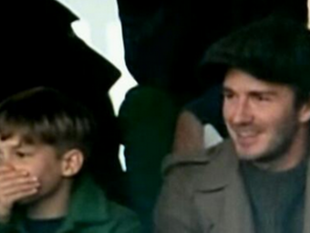 
	NO COMMENT! Beckham nu a crezut ce vede! Cum a reactionat alaturi de copilul sau la golul lui Rooney de la mijlocul terenului
