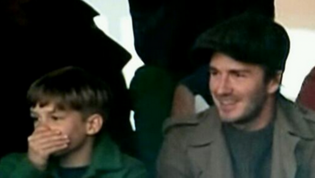 
	NO COMMENT! Beckham nu a crezut ce vede! Cum a reactionat alaturi de copilul sau la golul lui Rooney de la mijlocul terenului
