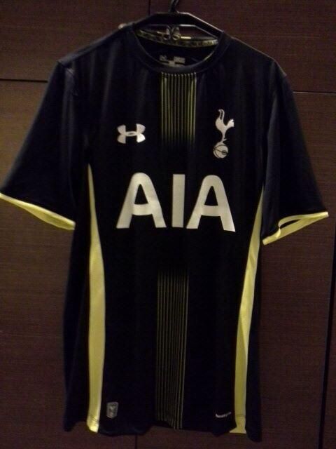 Noul tricou al lui Tottenham arata ca vremea din Londra! E intunecat cu dungi aurii :) Chiriches il va purta sezonul viitor_1