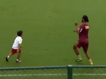 
	Video SENZATIONAL! Un copil s-a rugat de Ronaldinho sa faca schimb de pase cu el! Ce a urmat e MAGIC
